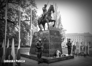 Żołnierze stojący przed pomnikiem Marszałka Józefa Piłsudskiego.