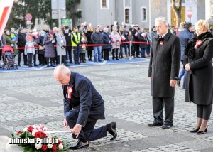 Złożenie wiązanki kwiatów pod pomnikiem przez Wojewodę Lubuskiego, Władysława Dajczaka oraz osoby towarzyszące.