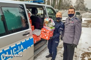 policjanci i świąteczne paczki