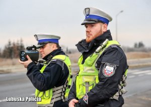 Policjanci ruchu drogowego monitorują bezpieczeństwo na drodze