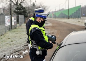 Policjanci ruchu drogowego kontrolują kierowcę