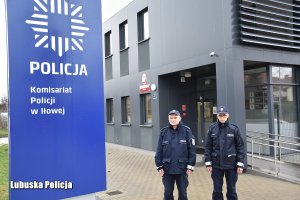 Dwóch policjantów na tle Komisariatu Policji w Iłowej