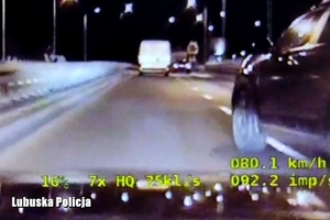 nagranie z policyjnego wideorejestratora przedstawiające zjeżdżający pojazd z prawego na lewy pas