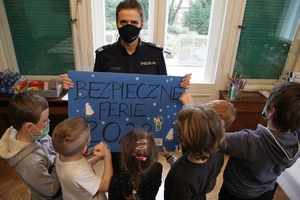 policjantka trzyma plakat