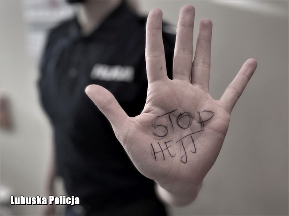 policjantka pokazuje dłoń z napisem STOP HEJT