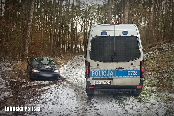 Policyjny radiowóz oraz zatrzymany Opel