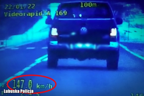 Obraz z wideorejestratora gdzie pojazd marki Volkswagen przekracza dozwoloną prędkość