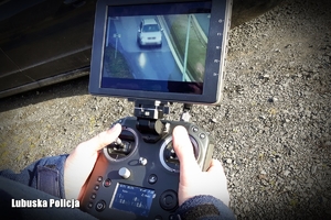 obiektyw drona, a na nim pojazd zatrzymany do kontroli drogowej