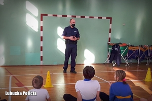 Policjant przemawia do dzieci