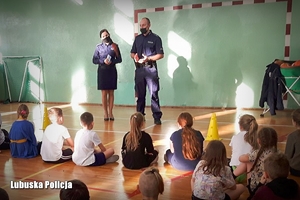 Policjantka i policjant rozmawiają z grupą dziec