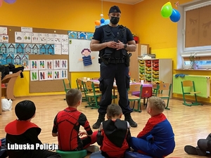 Policjant rozmawia z dziećmi w przedszkolu