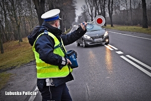 Policjant zatrzymuje pojazd do kontroli drogowej