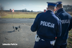 Policjanci obsługują drona