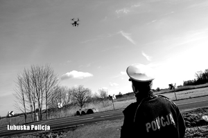 Policjant steruje dronem