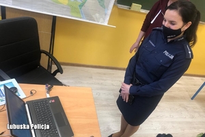 Policjantka zachęca do wstąpienia w szeregi Policji na spotkaniu online
