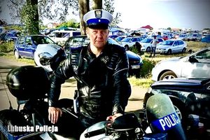 Policjant ruchu drogowego przy motocyklu