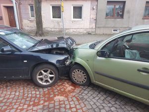 zderzenie dwóch samochodów