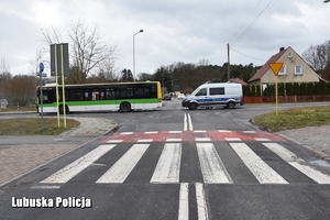 radiowóz i uszkodzony autobus