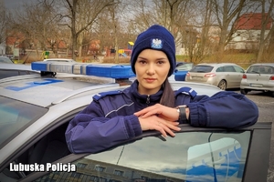 Policjantka przy radiowozie