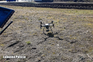policjanci obsługują drona