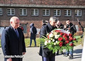 Wojewoda Lubuski wraz  Dyrektorem składają wiązankę kwiatów przy pomniku