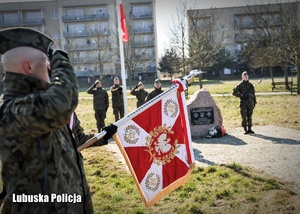 Poczet sztandarowy Wojska Polskiego i salutujący żołnierze