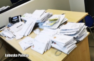 zabezpieczone listy na policyjnym biurku