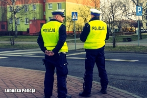Dwóch policjantów kontrolujących przejście dla pieszych