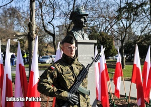 Żołnierz stojący przy pomniku Rotmistrza Witolda Pileckiego.