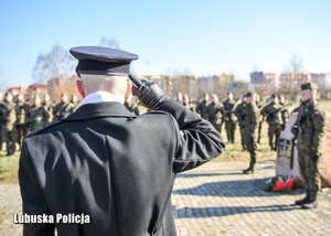 Żołnierze podczas oddawania honoru w czasie uroczystości ku czci Żołnierzy Wyklętych.
