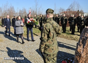 Złożenie kwiatów przez delegację Lubuskiego Urzędu Wojewódzkiego przed pomnikiem ku czci Żołnierzy Wyklętych.