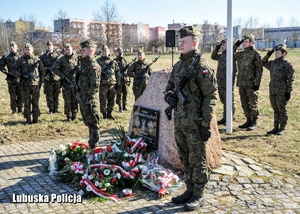 Żołnierze przy pomniku ku czci Żołnierzy Wyklętych.