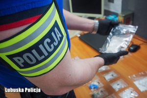 policjant trzyma narkotyki