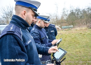 Policjanci podczas obsługi drona powietrznego.