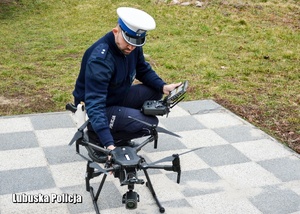 Policjant drogówki przy dronie powietrznym.