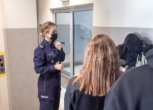 Policjantka podczas spotkania z grupą maturzystów w budynku komendy Policji.