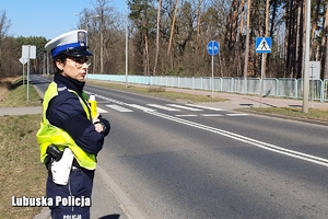 policjantka obserwuje ruch pojazdów