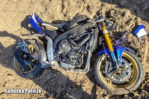 uszkodzony motocykl na poboczu