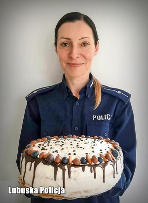 policjantka trzymająca tort