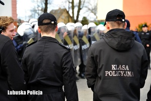 Policjanci oddziałów prewencji oraz klasa policyjna