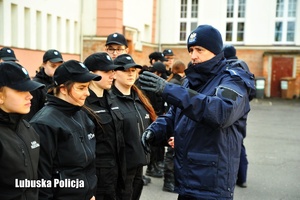 Policjant i uczniowie klasy policyjnej