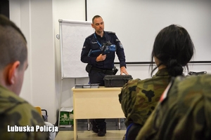 klasa mundurowa na wykładzie z policjantem ruchu drogowego