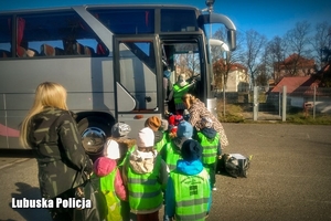 Dzieci wraz z wychowawcami czekają na wejście do autokaru