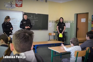 Policjanci oraz funkcjonariuszka Straży Miejskiej podczas rozmowy z dziećmi z Ukrainy