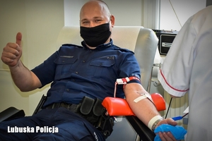 Policjant podczas oddawania krwi