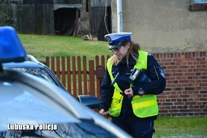 policjantka podczas kontroli drogowej