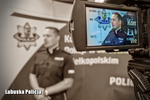 Oficer prasowy ze Strzelec Krajeńskich podczas warsztatów w sali nagrań