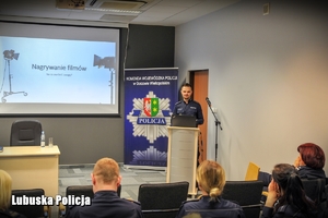 Policjant Zespołu Prasowego Komendy Wojewódzkiej Policji w Gorzowie Wielkopolskim prowadzi szkolnie na sali konferencyjnej dla oficerów prasowych