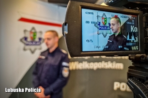 Oficer prasowy ze Świebodzina podczas warsztatów w sali nagrań