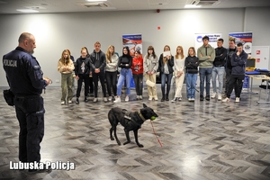 Spotkanie licealistów z przewodnikiem psa w Komendzie Wojewódzkiej Policji w Gorzowie Wielkopolskim